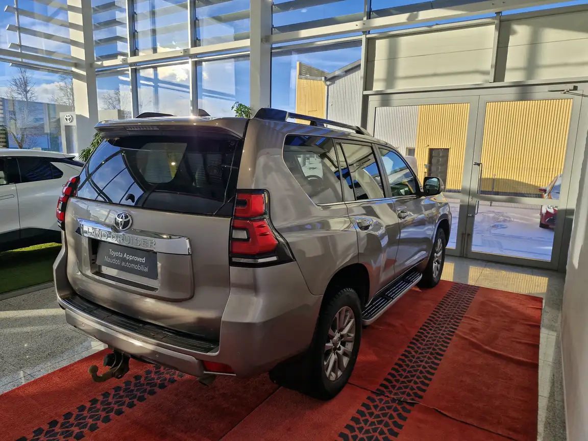 TOYOTA LAND CRUISER