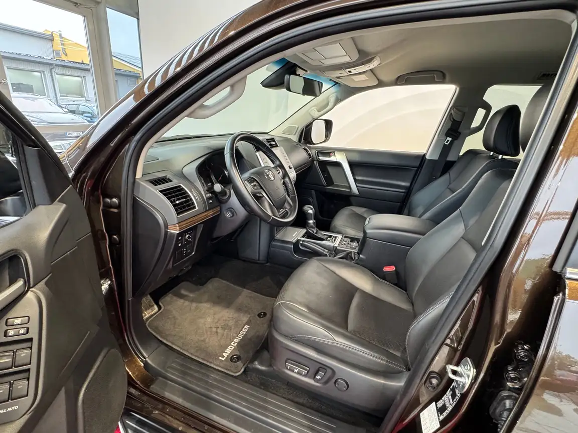 TOYOTA LAND CRUISER