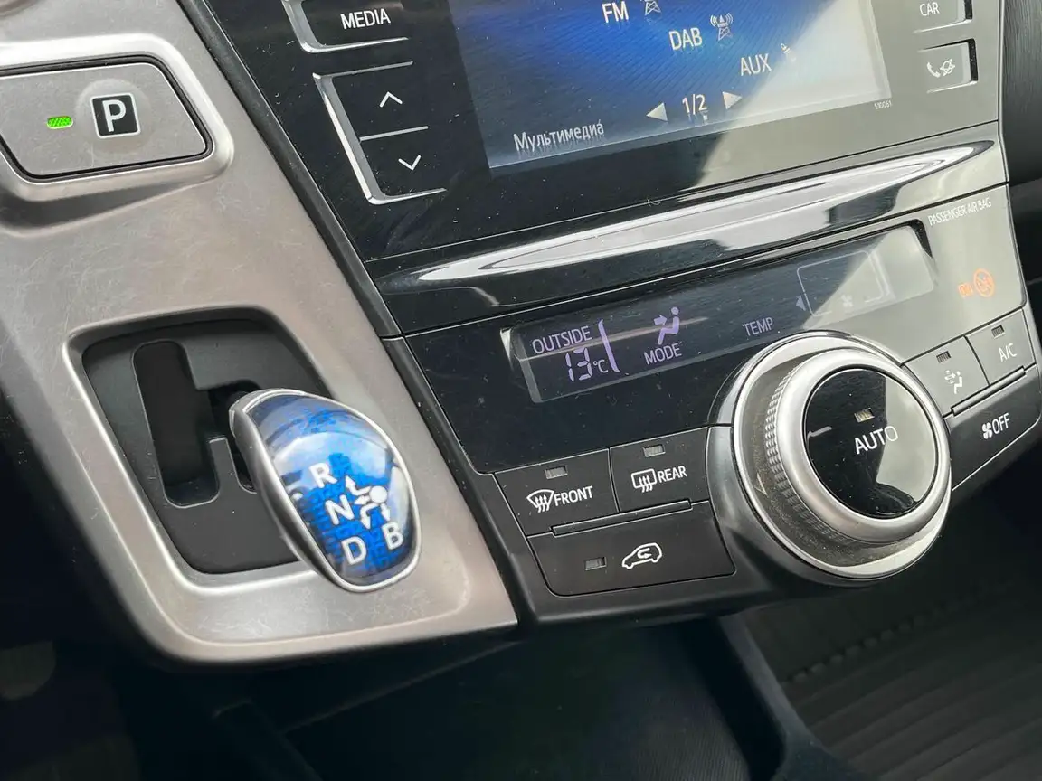 TOYOTA PRIUS