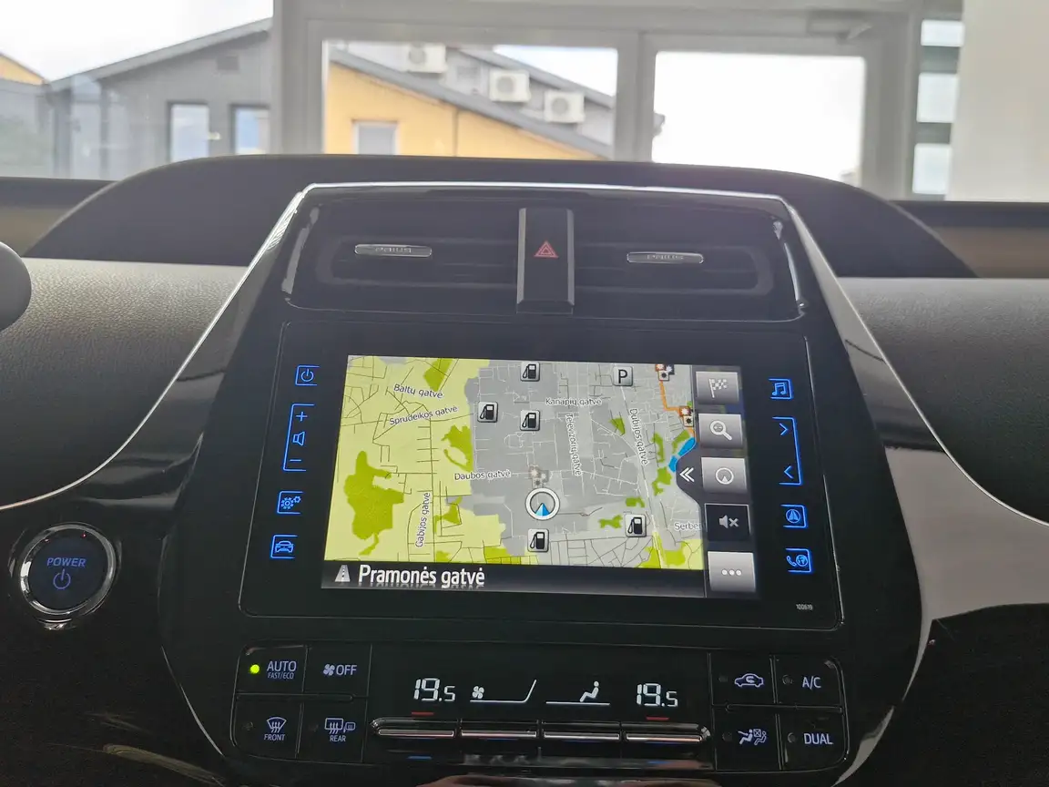 TOYOTA PRIUS