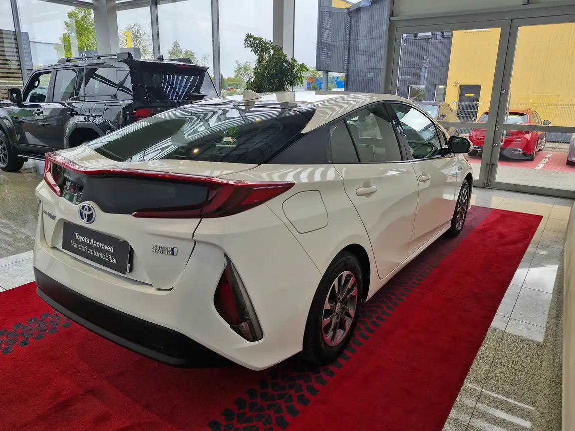 TOYOTA PRIUS