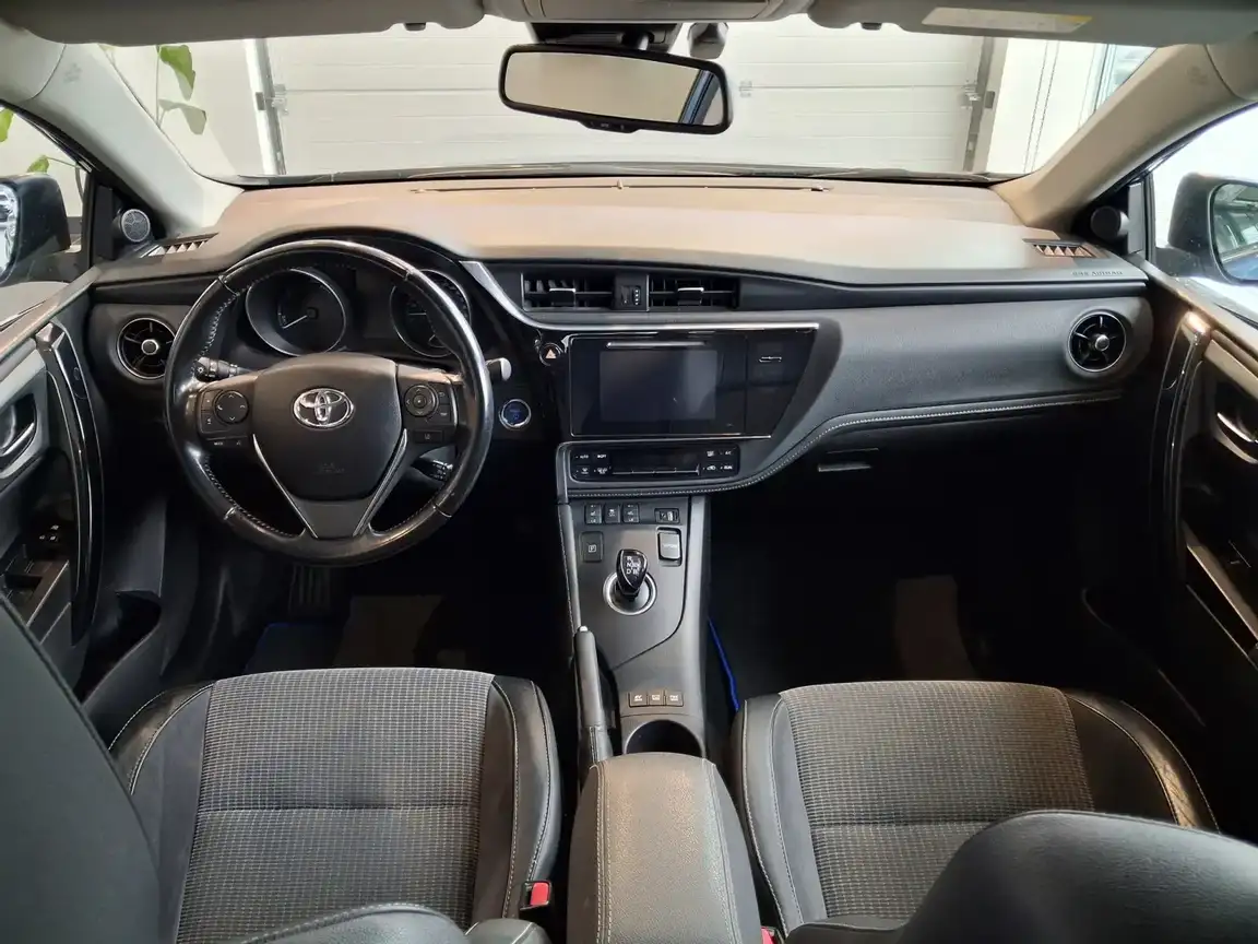 TOYOTA AURIS