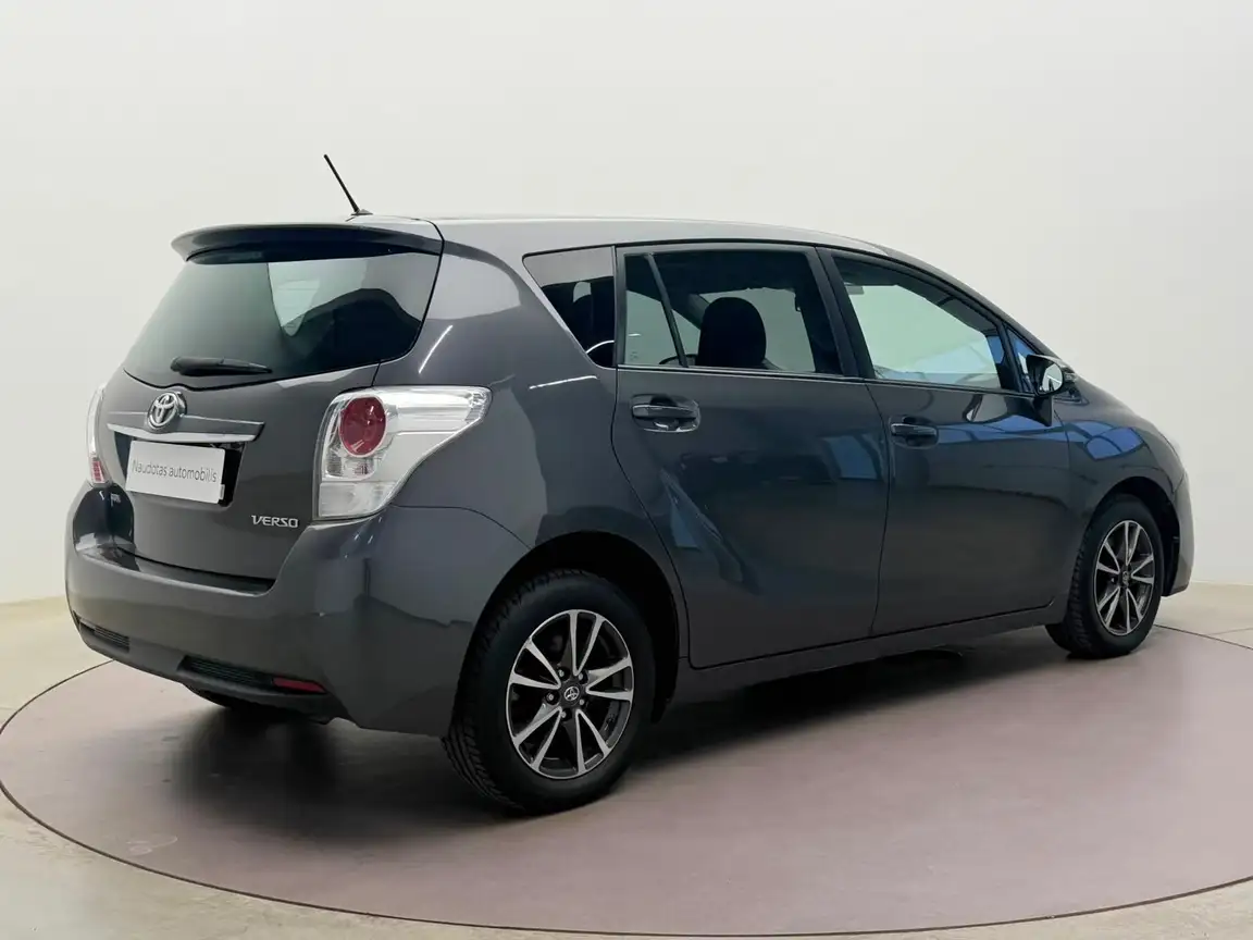 TOYOTA VERSO
