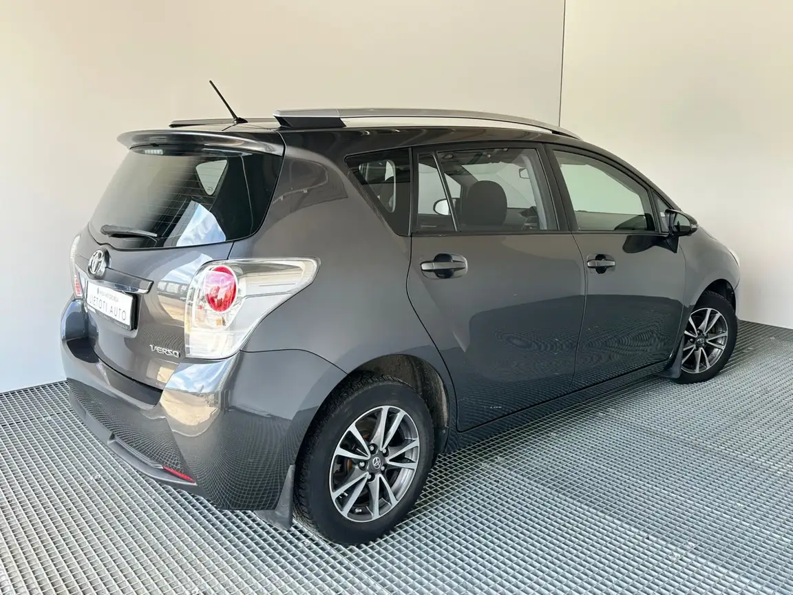 TOYOTA VERSO