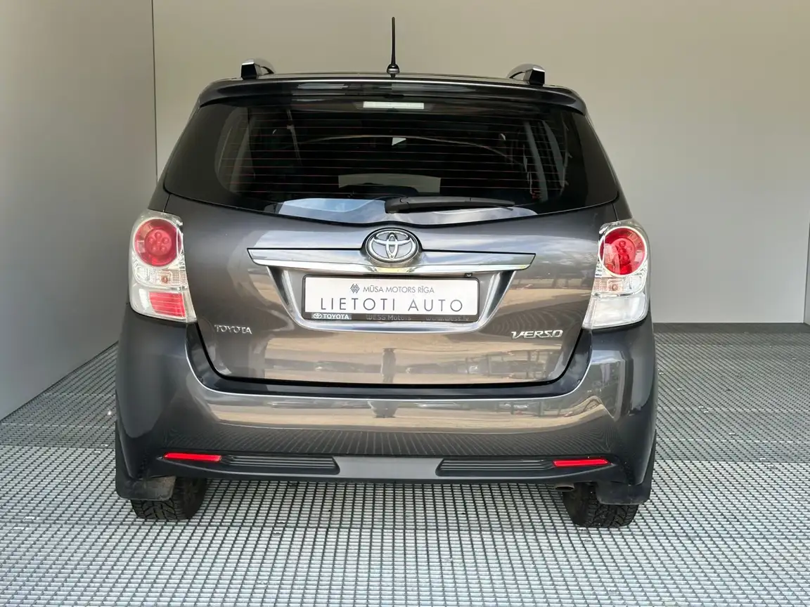 TOYOTA VERSO