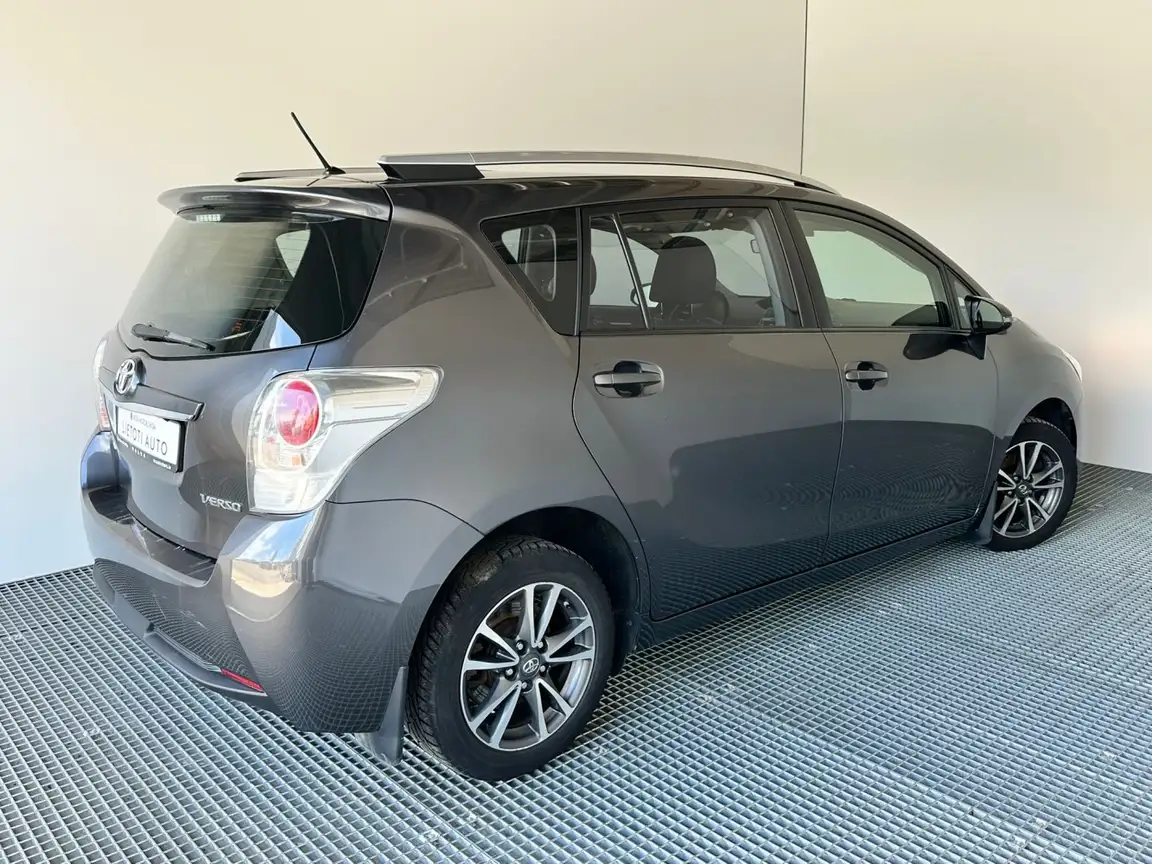 TOYOTA VERSO
