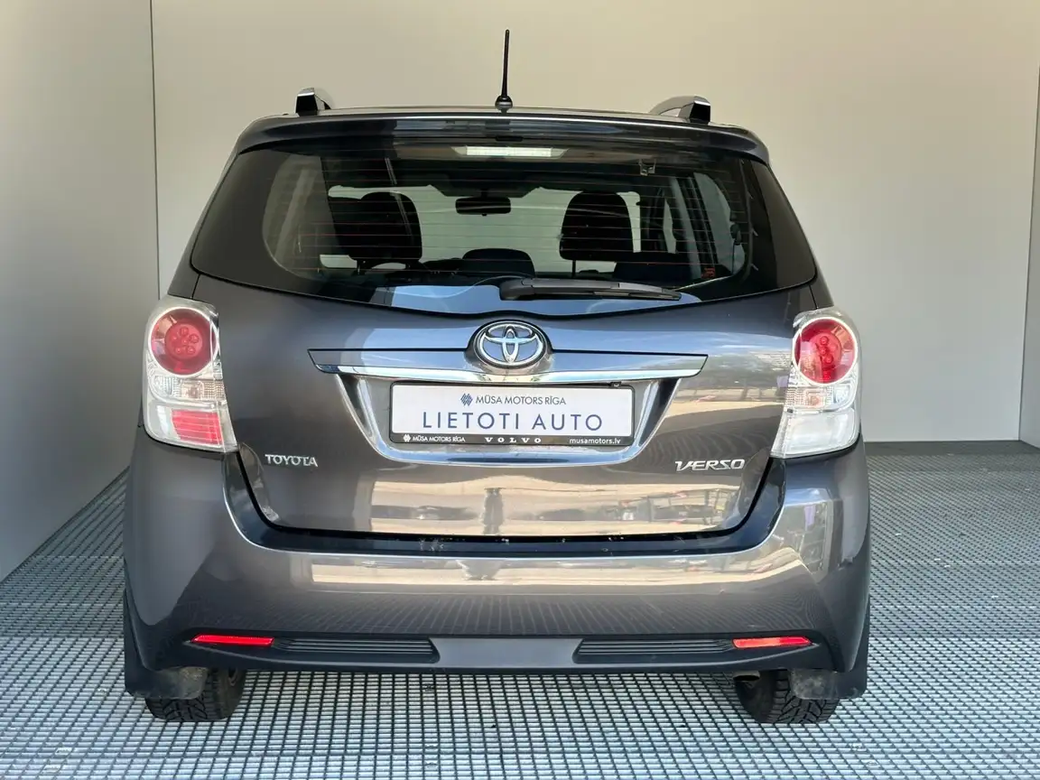 TOYOTA VERSO