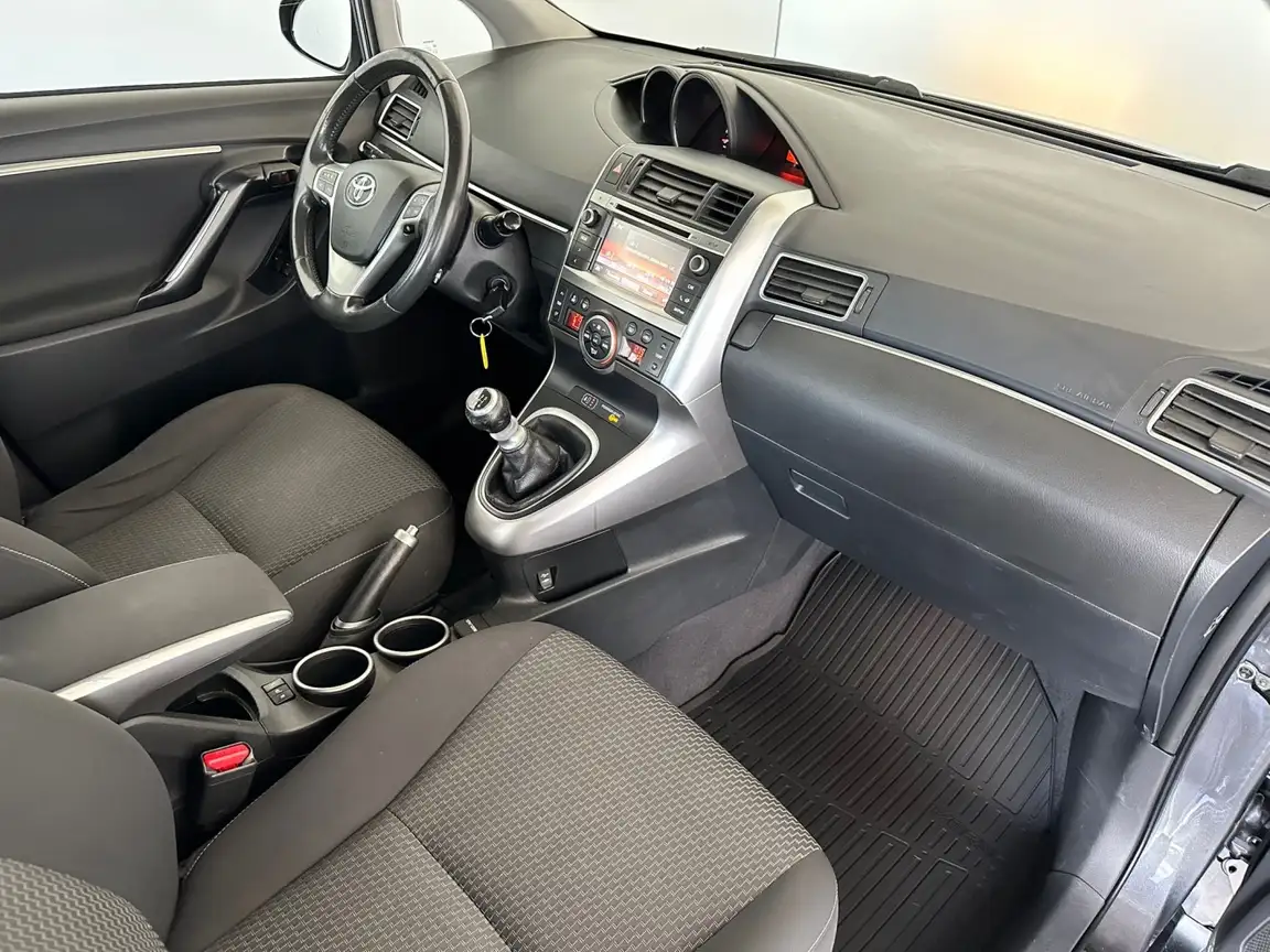 TOYOTA VERSO