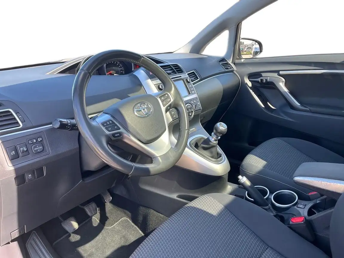 TOYOTA VERSO