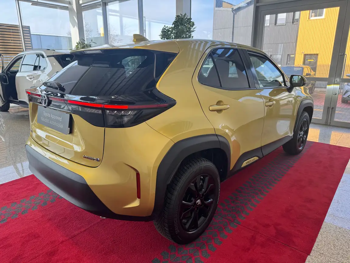 TOYOTA YARIS CROSS