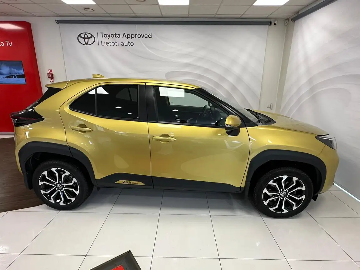 TOYOTA YARIS CROSS