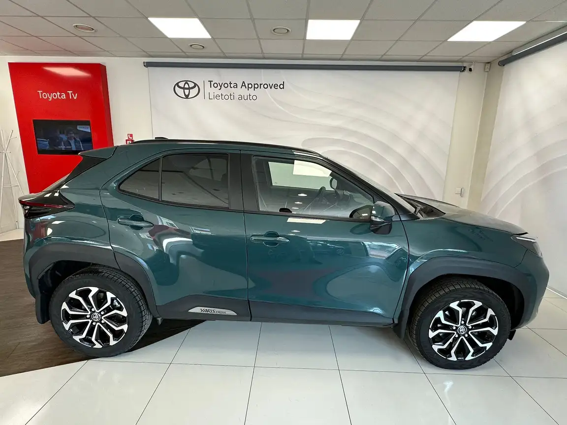 TOYOTA YARIS CROSS