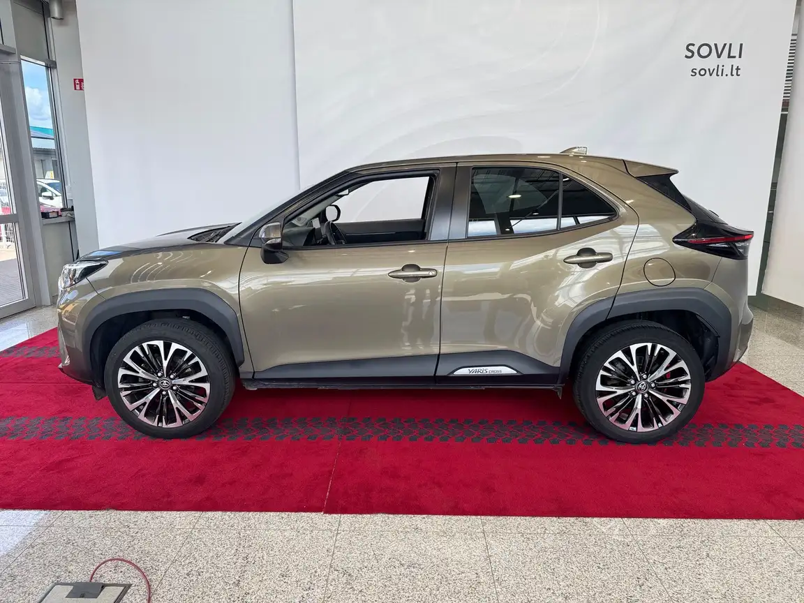 TOYOTA YARIS CROSS