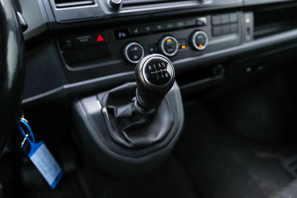 VOLKSWAGEN CARAVELLE