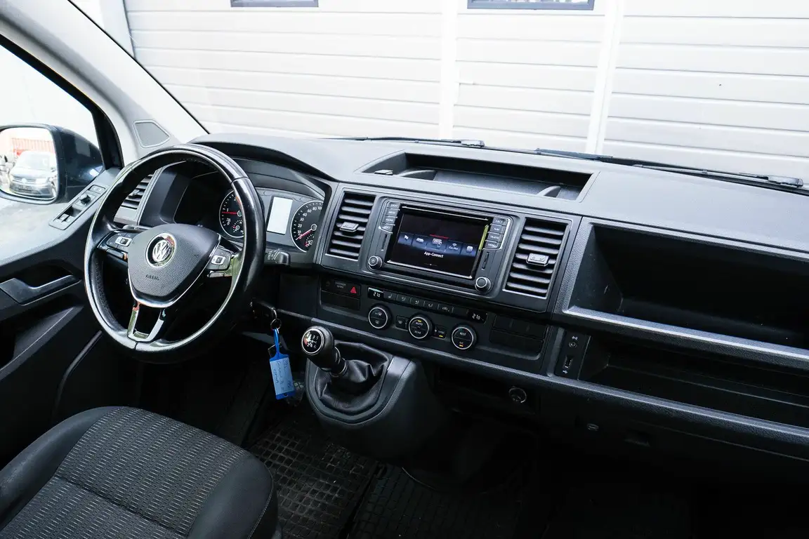 VOLKSWAGEN CARAVELLE