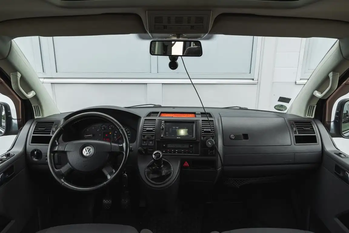 VOLKSWAGEN CARAVELLE