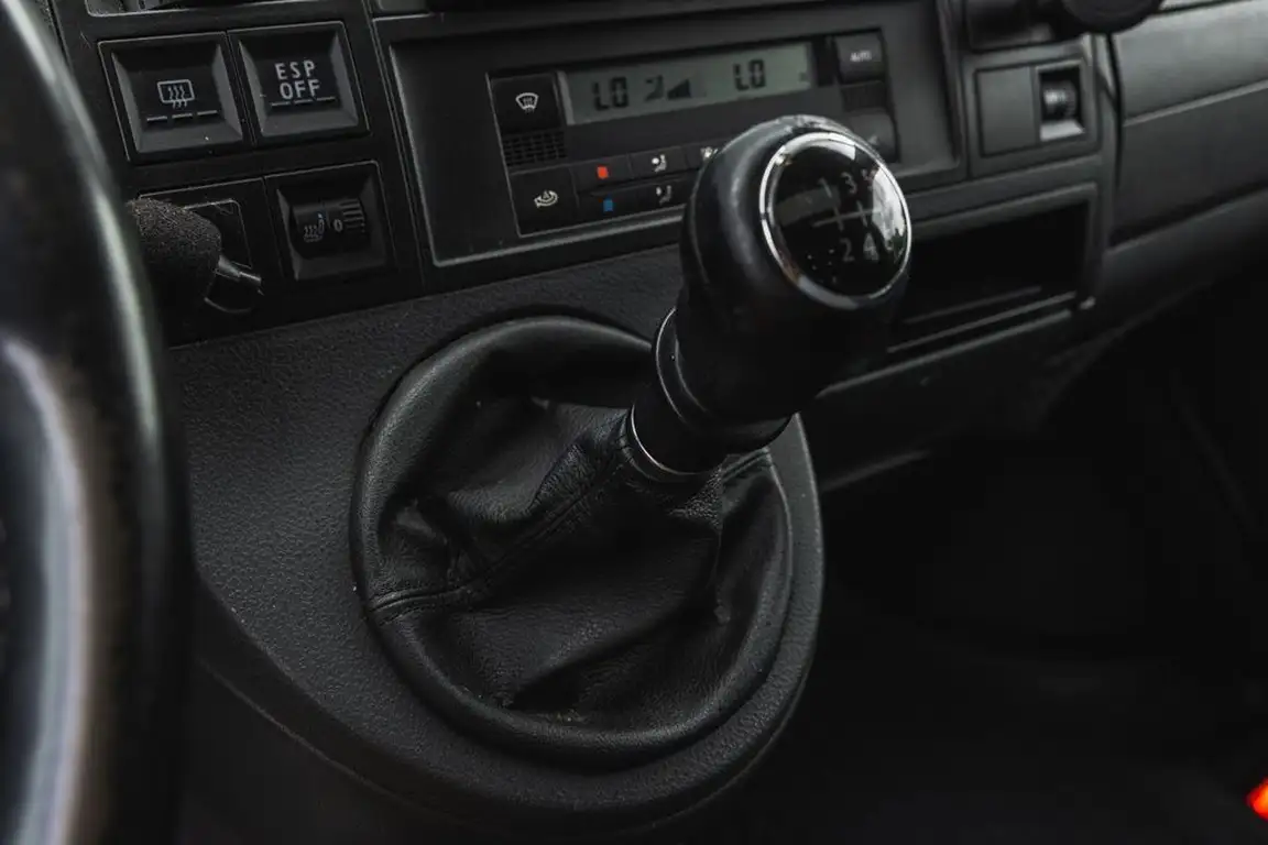 VOLKSWAGEN CARAVELLE