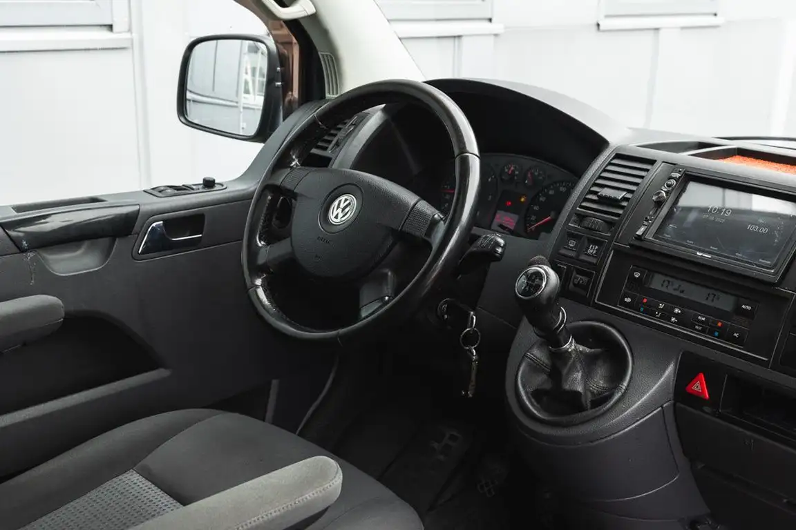 VOLKSWAGEN CARAVELLE