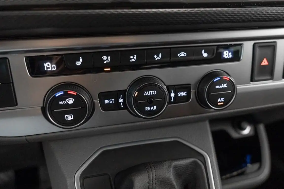 VOLKSWAGEN CARAVELLE