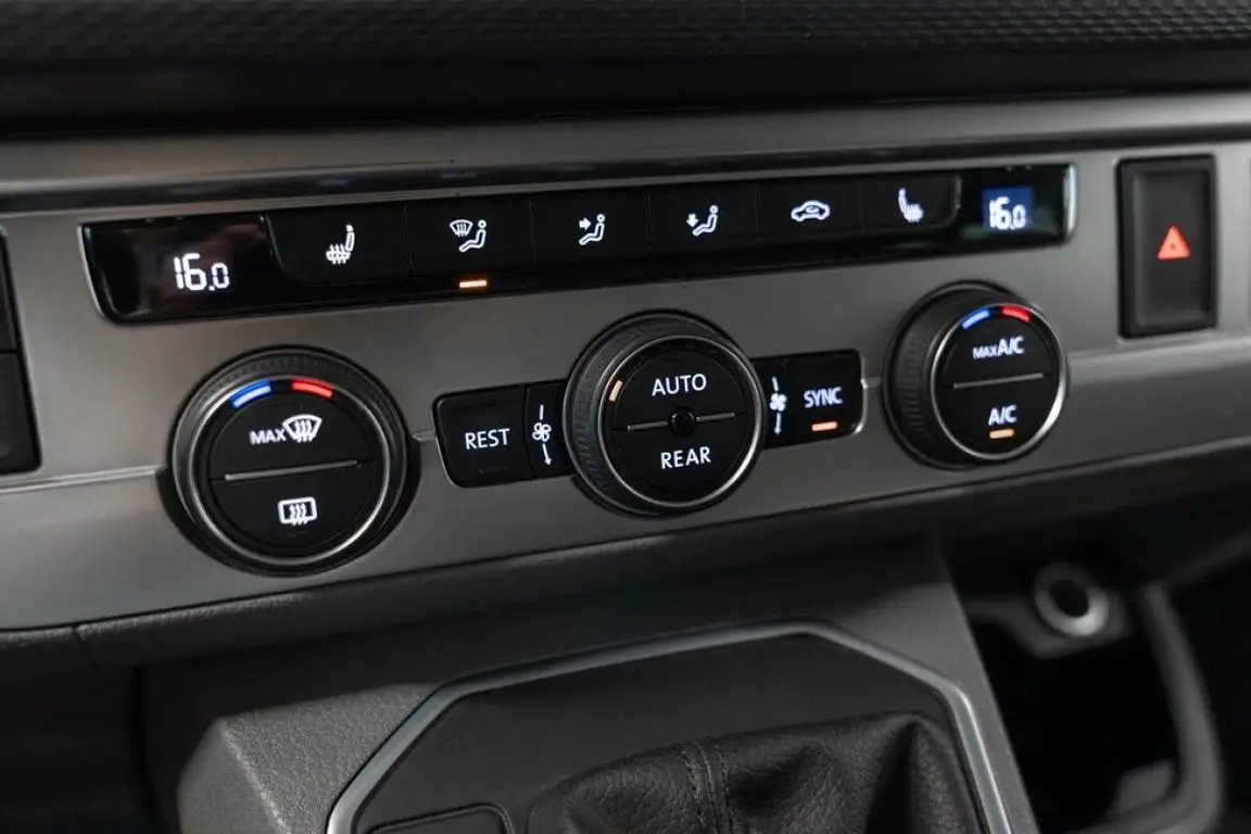 VOLKSWAGEN CARAVELLE