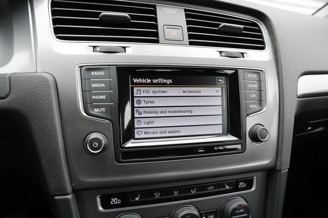 VOLKSWAGEN GOLF