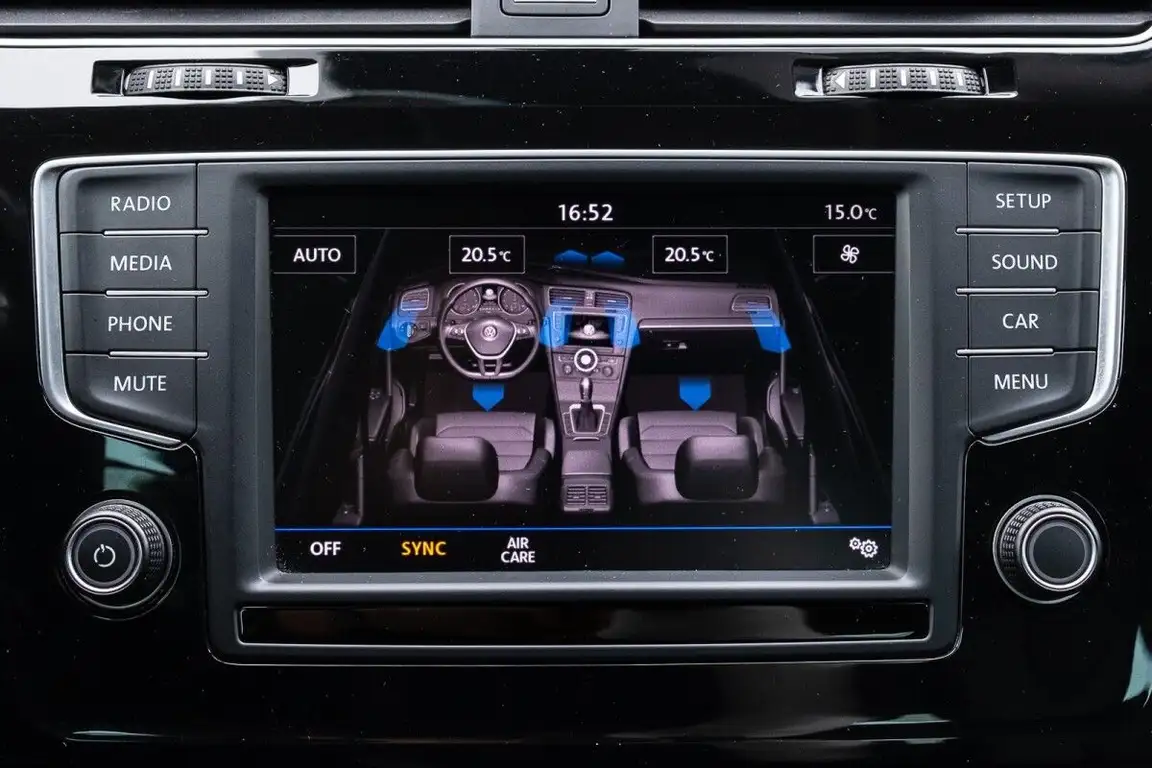 VOLKSWAGEN GOLF