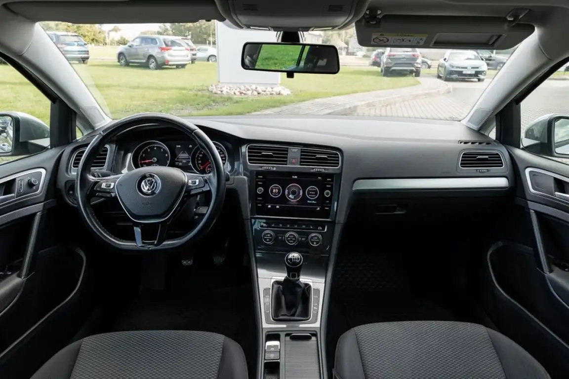 VOLKSWAGEN GOLF