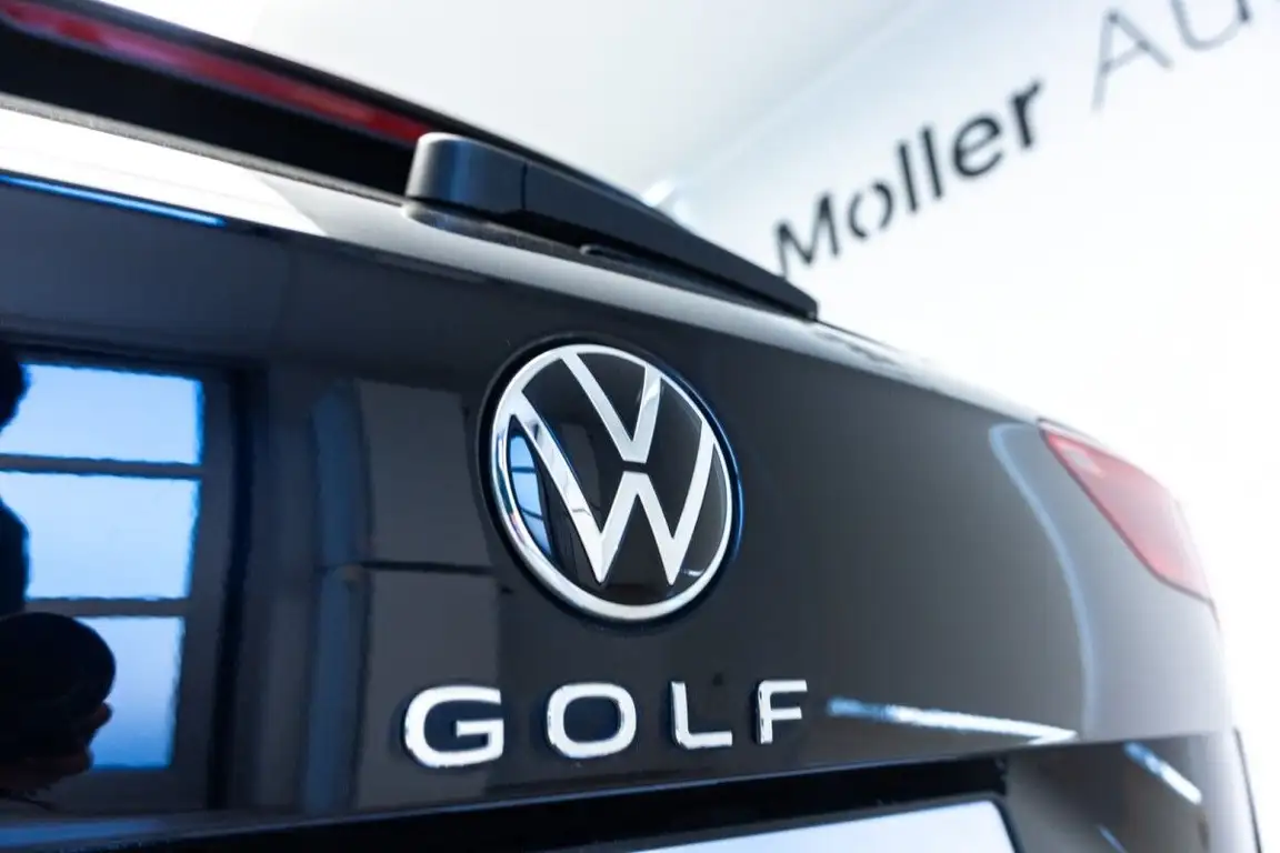 VOLKSWAGEN GOLF