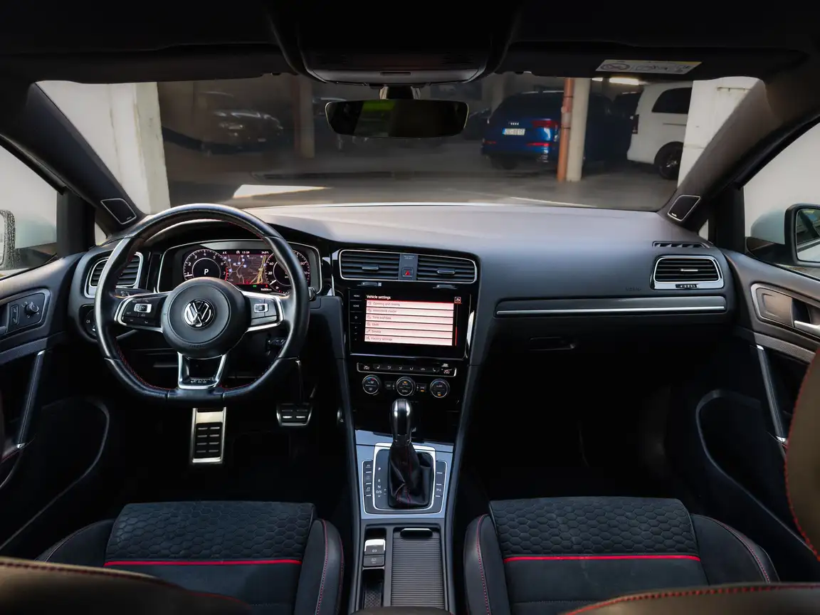 VOLKSWAGEN GOLF