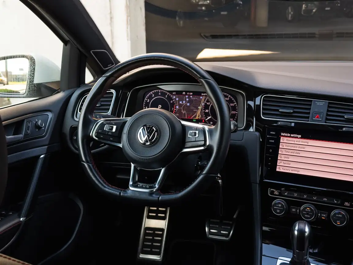 VOLKSWAGEN GOLF