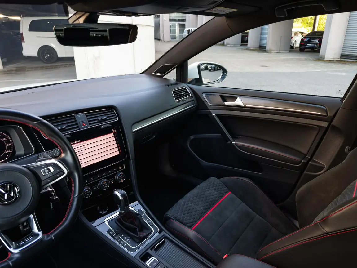 VOLKSWAGEN GOLF