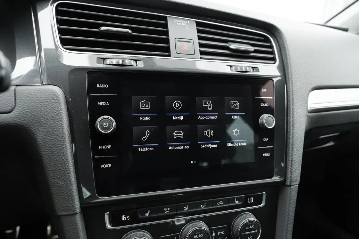 VOLKSWAGEN GOLF