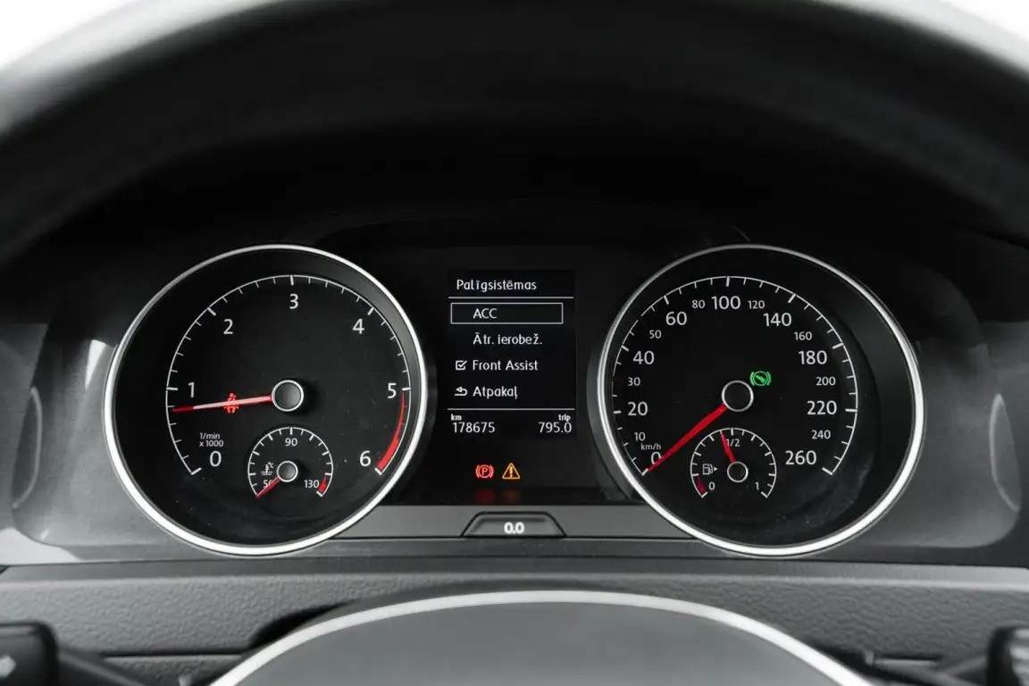 VOLKSWAGEN GOLF
