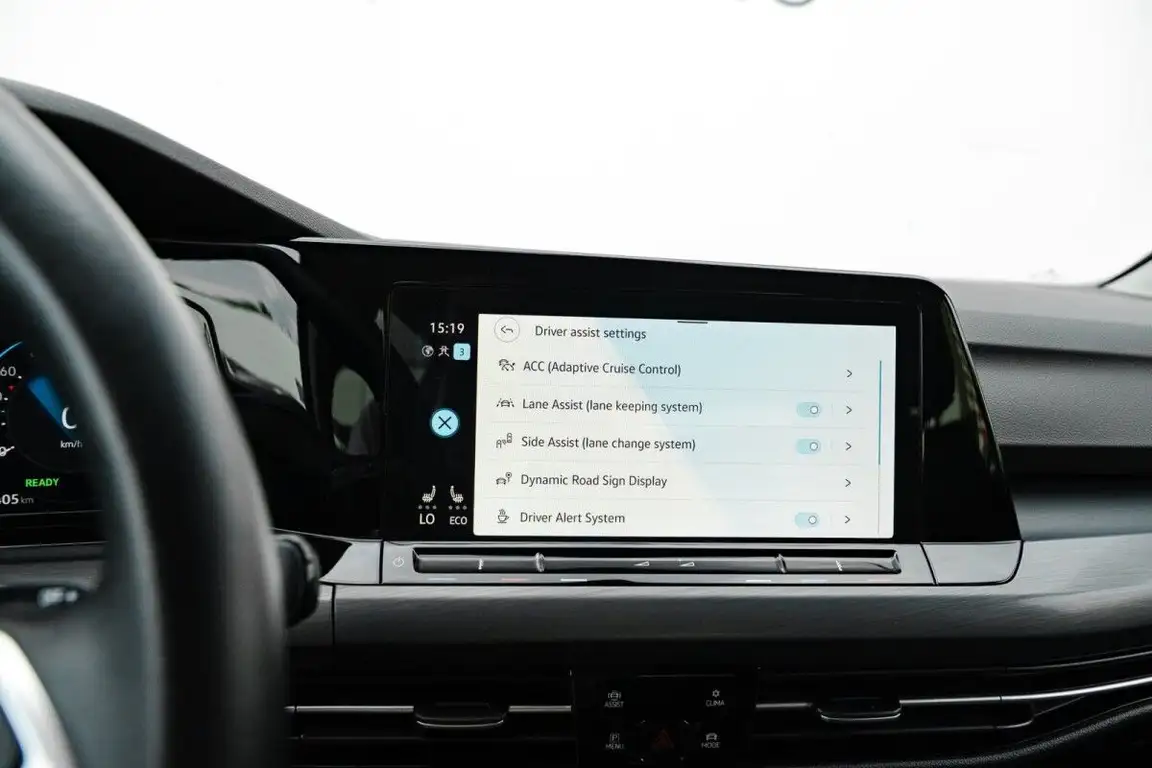VOLKSWAGEN GOLF
