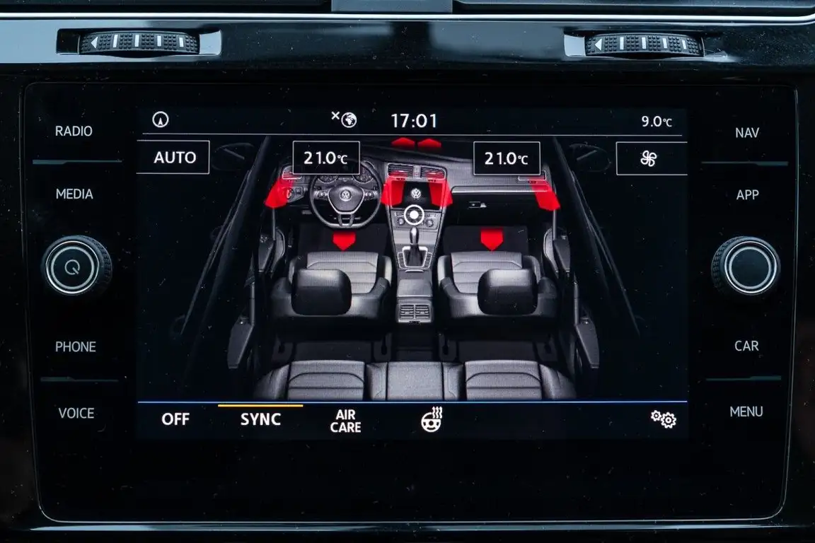 VOLKSWAGEN GOLF