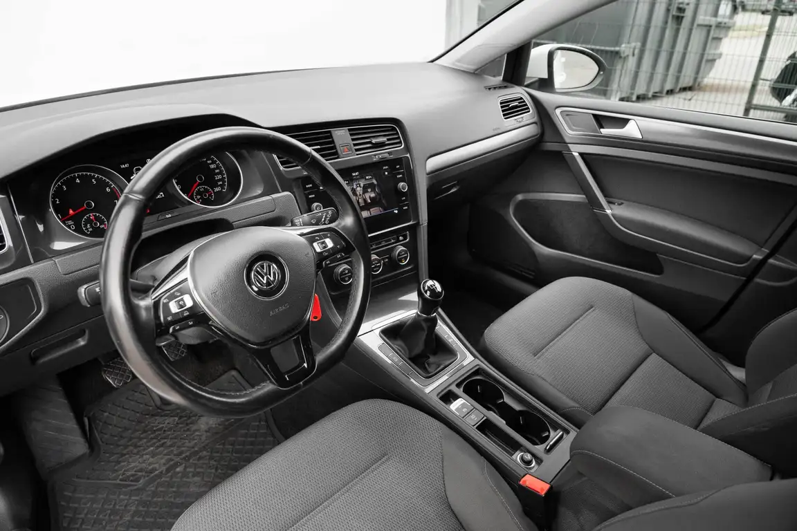 VOLKSWAGEN GOLF