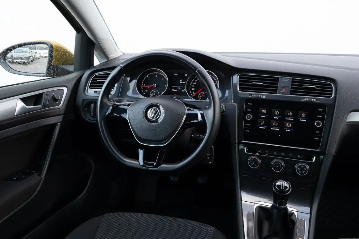 VOLKSWAGEN GOLF