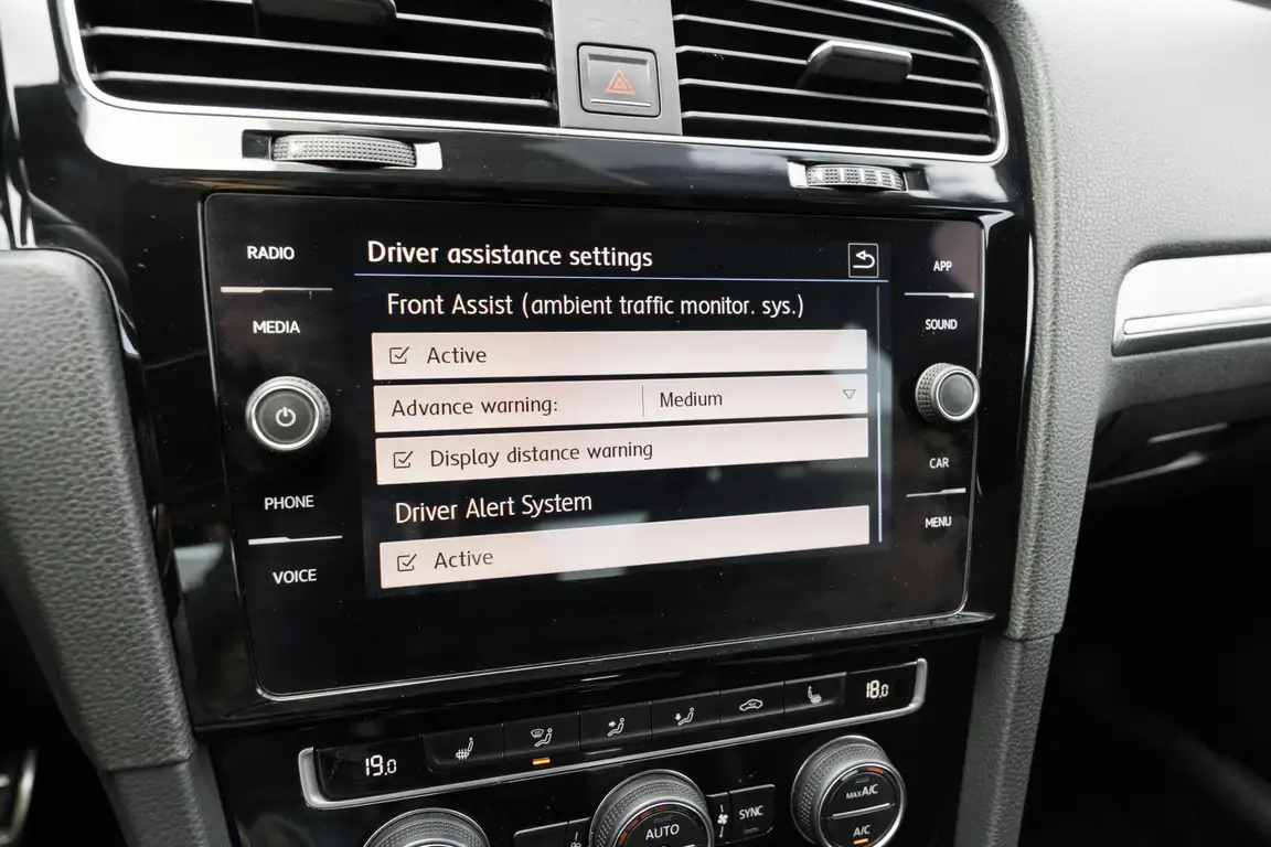 VOLKSWAGEN GOLF
