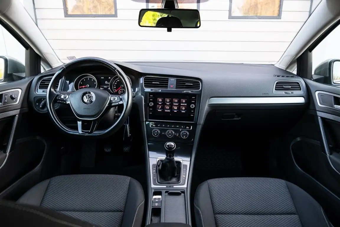 VOLKSWAGEN GOLF