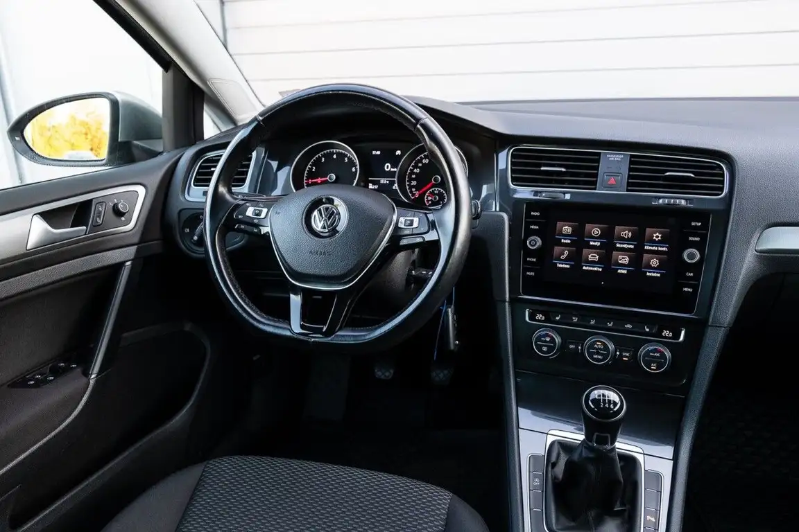 VOLKSWAGEN GOLF