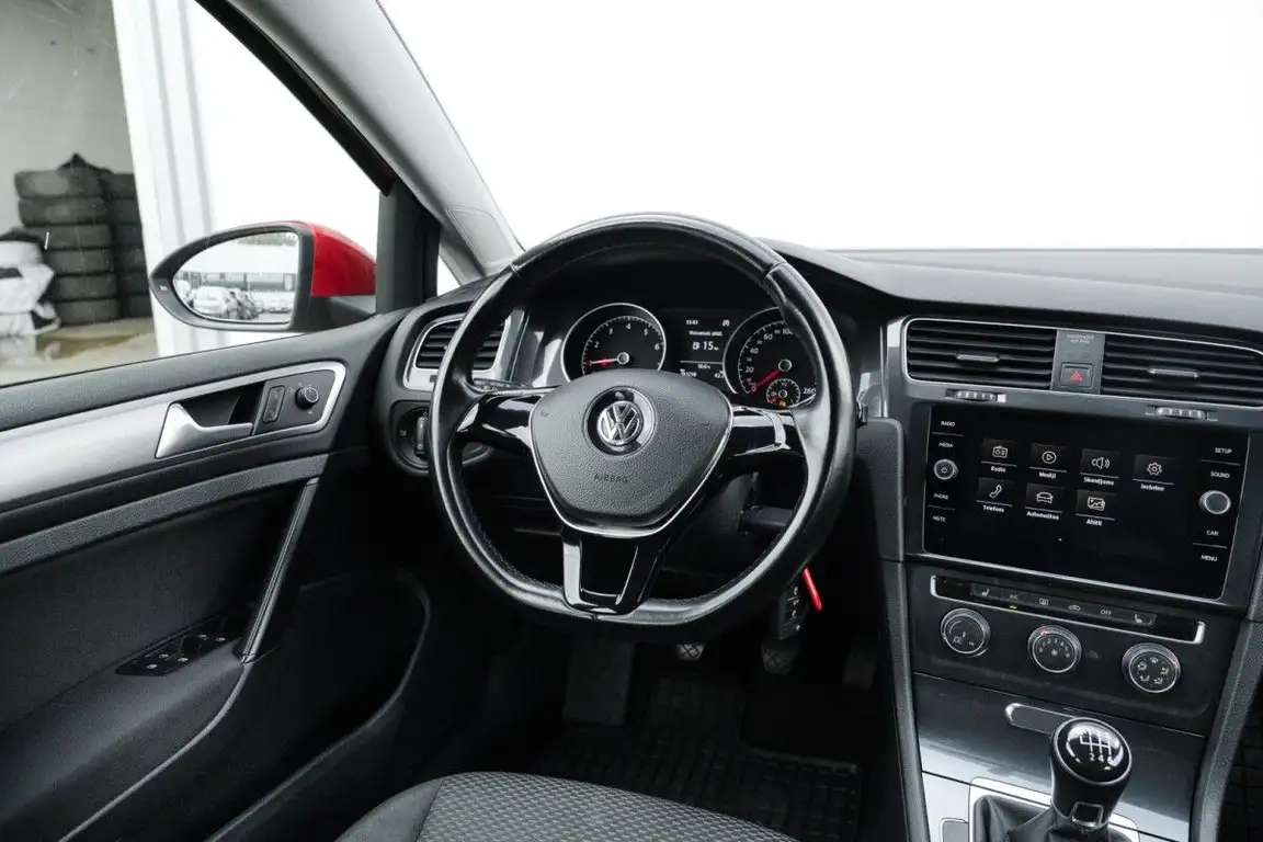 VOLKSWAGEN GOLF