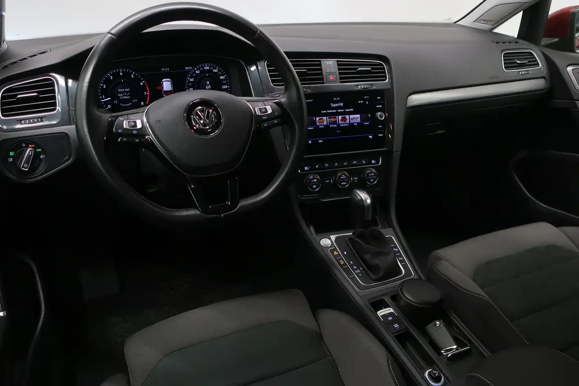 VOLKSWAGEN GOLF
