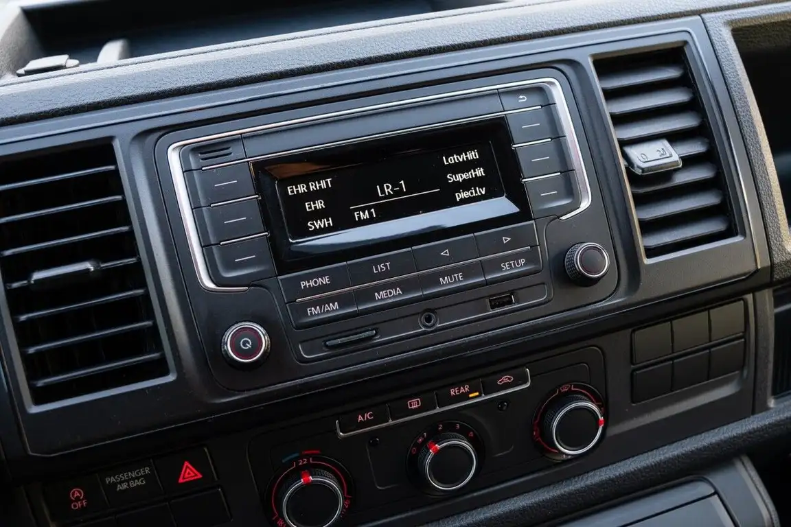 VOLKSWAGEN MULTIVAN