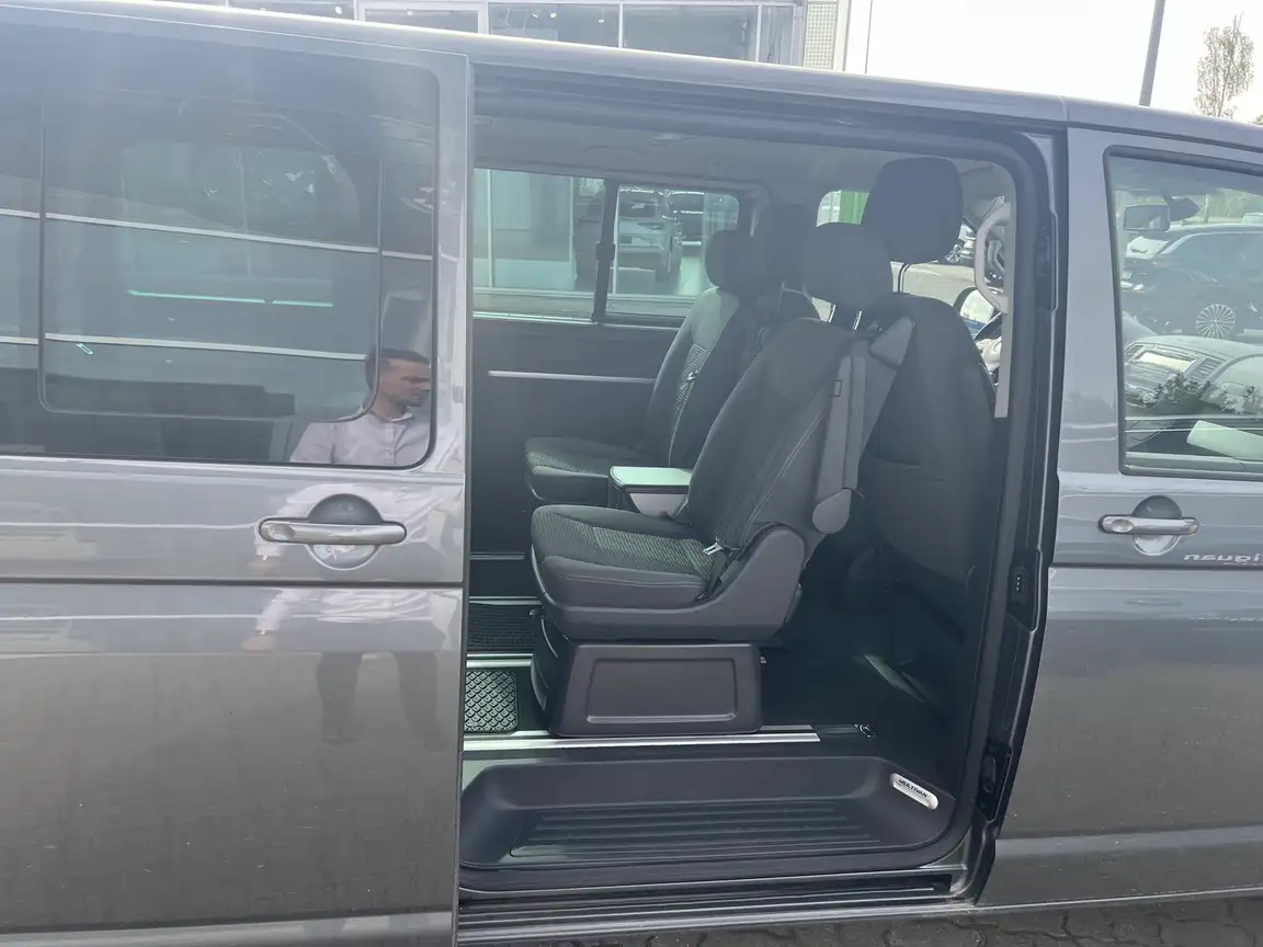 VOLKSWAGEN MULTIVAN