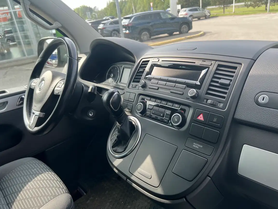 VOLKSWAGEN MULTIVAN