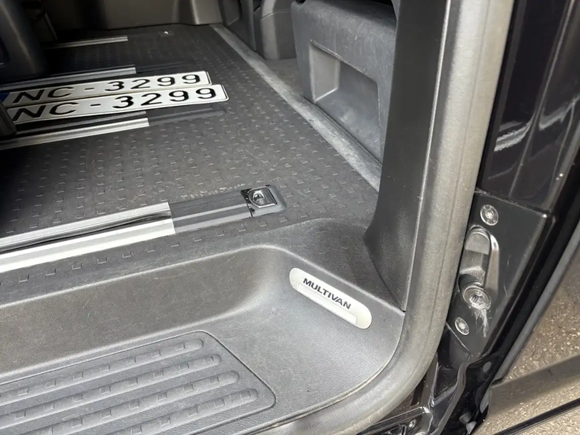 VOLKSWAGEN MULTIVAN