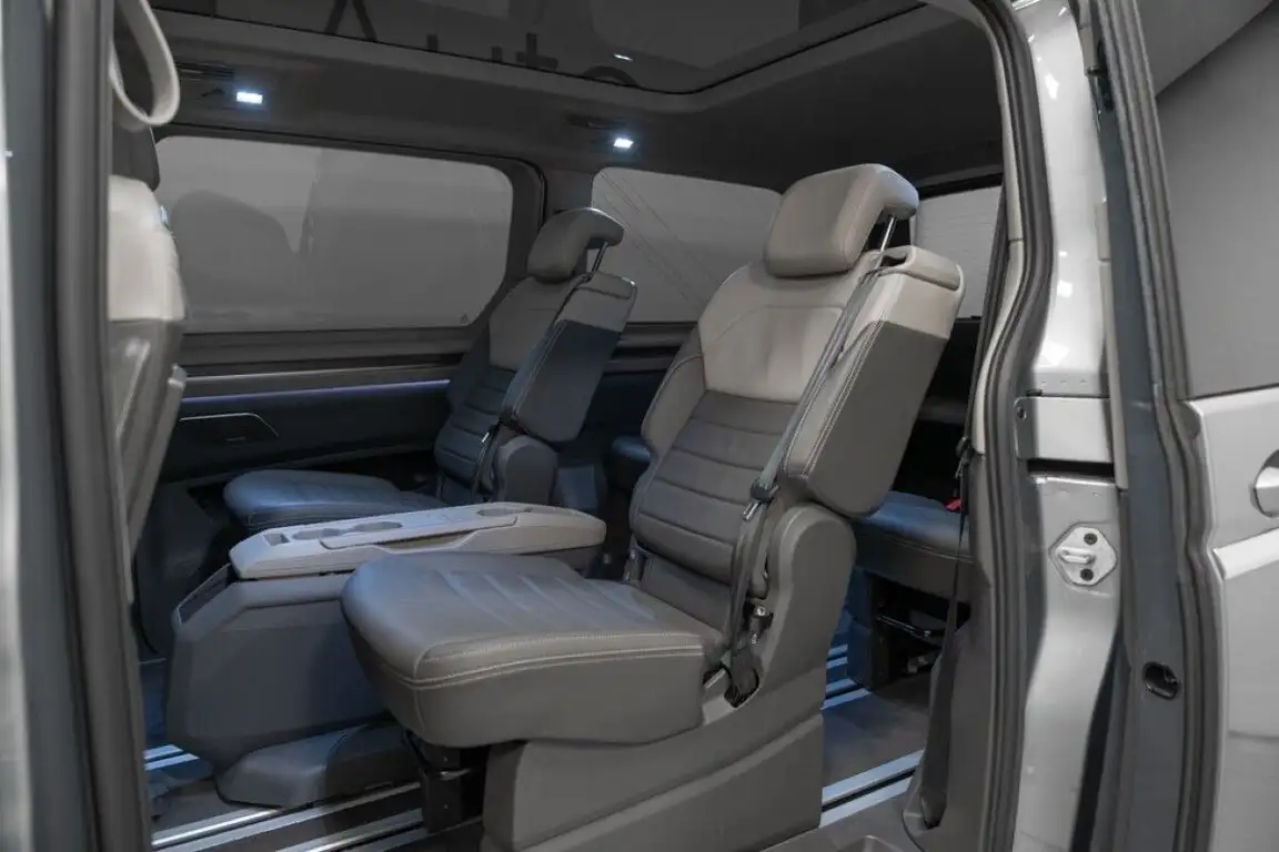 VOLKSWAGEN MULTIVAN