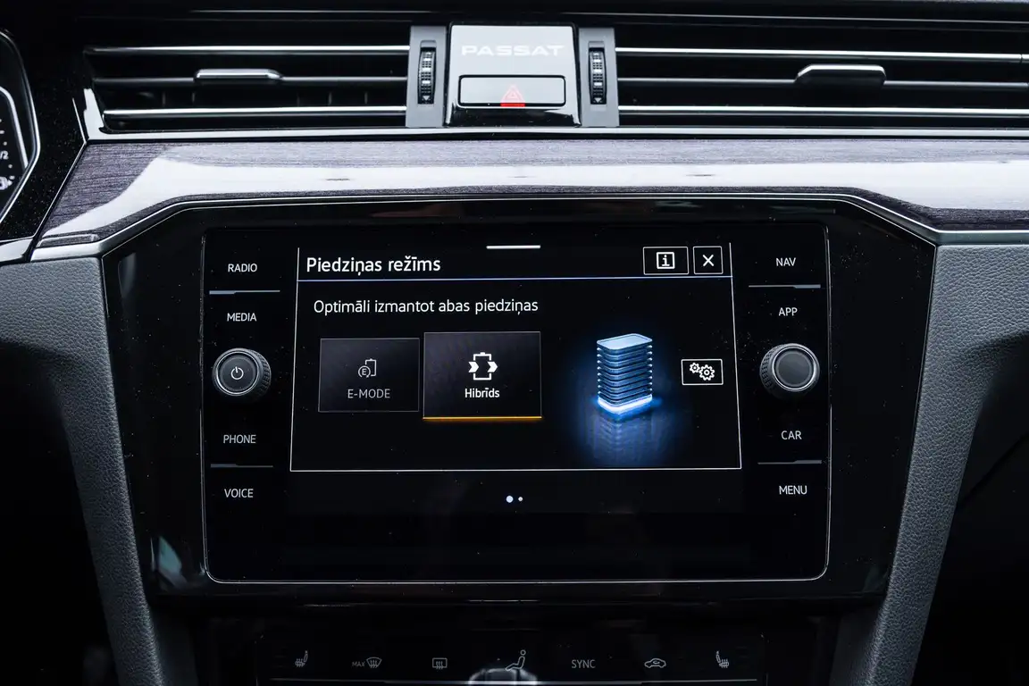 VOLKSWAGEN PASSAT