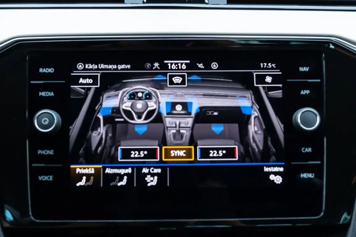 VOLKSWAGEN PASSAT
