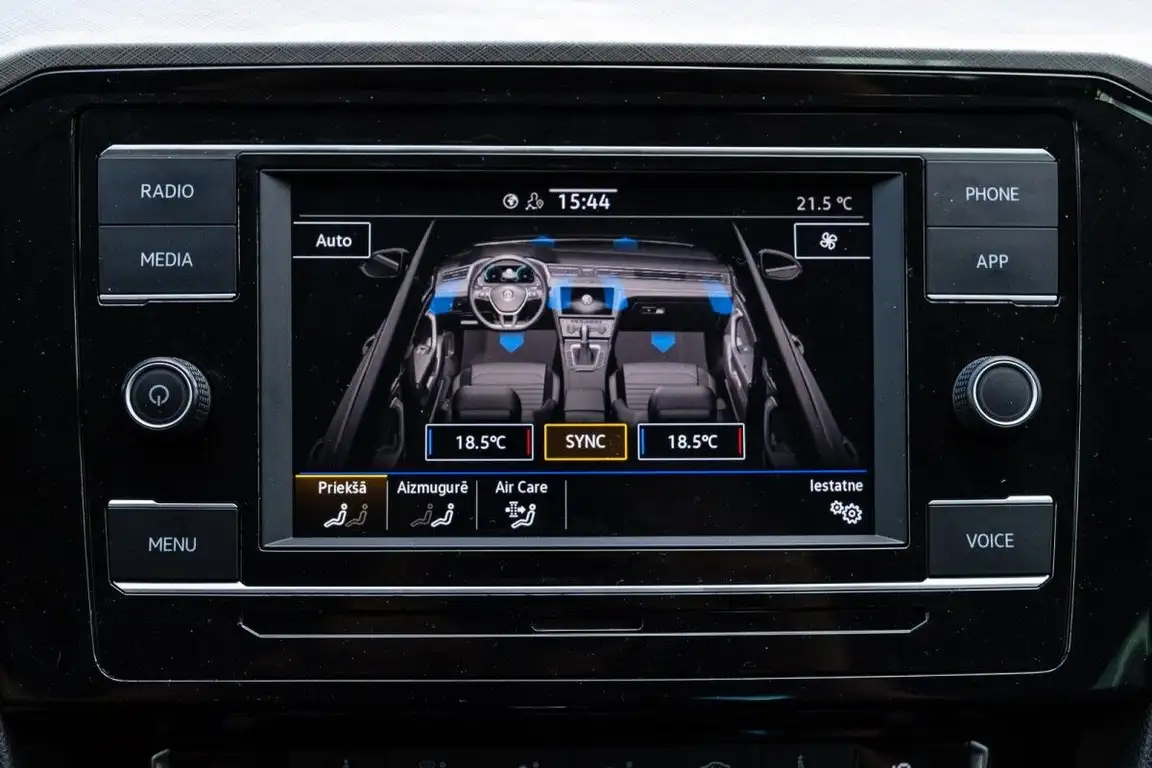 VOLKSWAGEN PASSAT